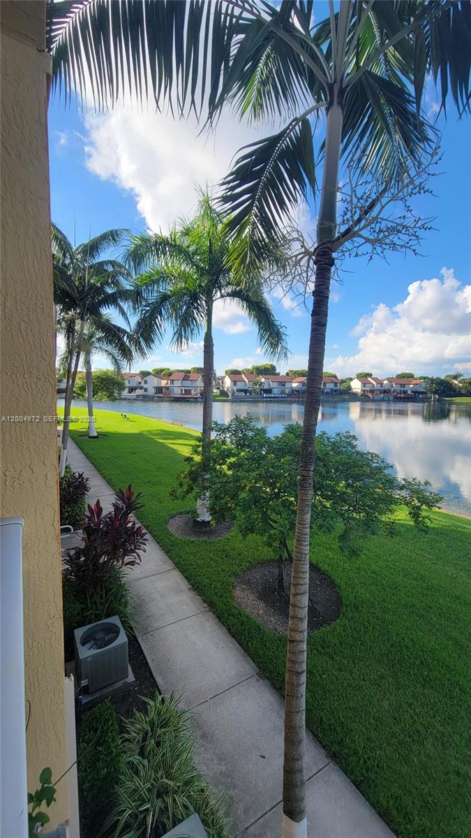 FONTAINBLEAU LAKES COURTY - Residential