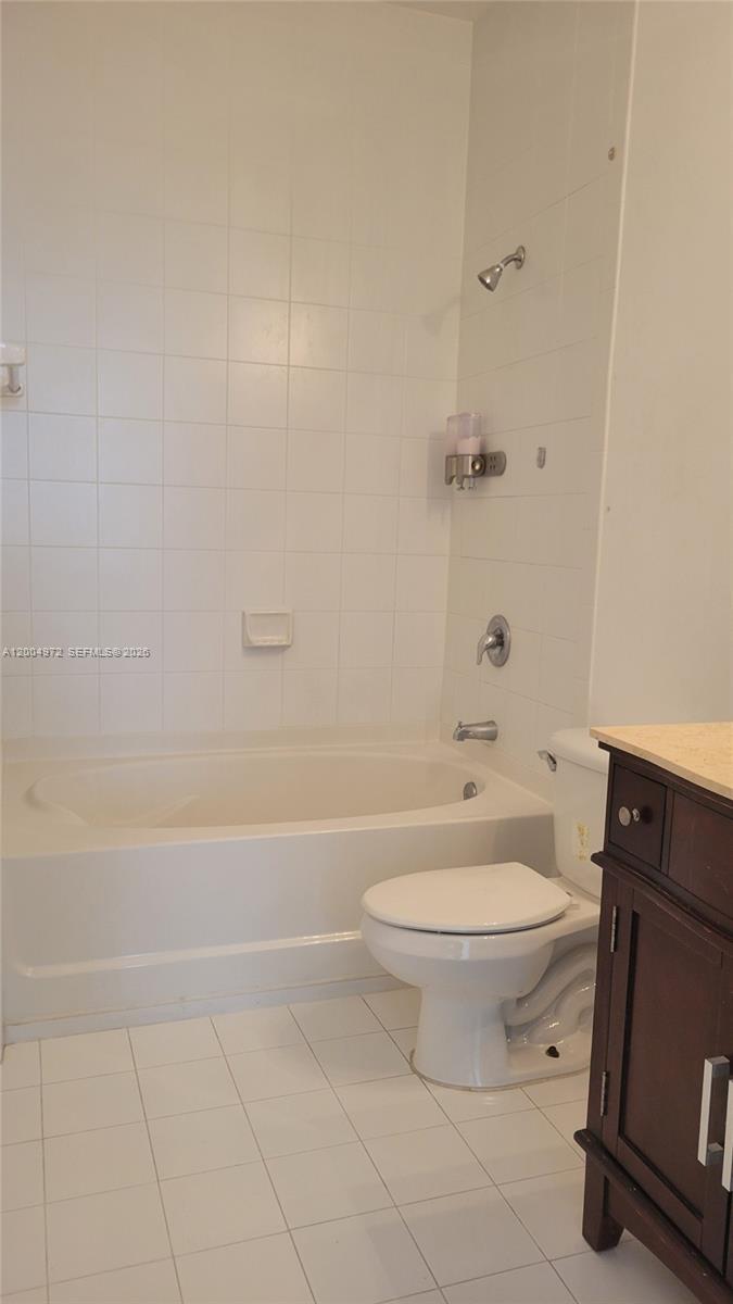 FONTAINBLEAU LAKES COURTY - Residential