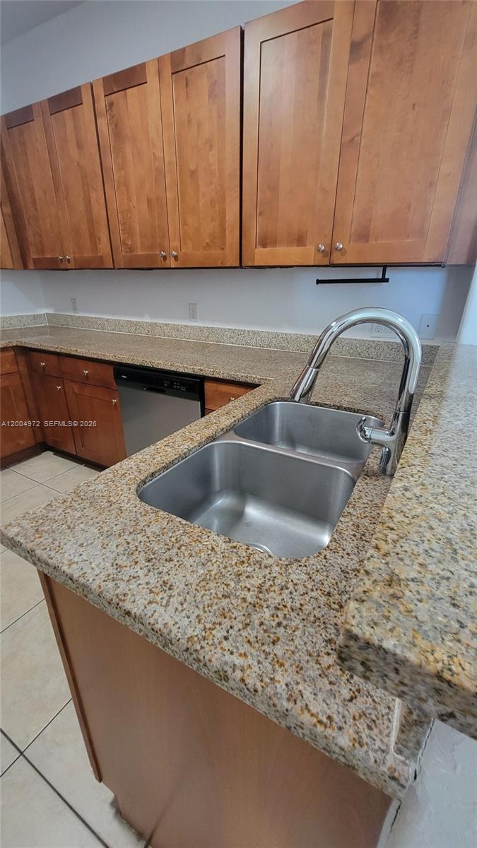 FONTAINBLEAU LAKES COURTY - Residential