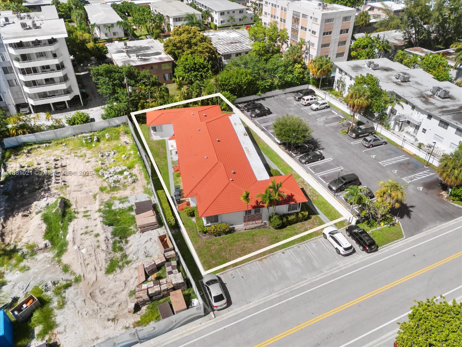 Bay Harbor Islands – Boutique Development Opportunity
- Lot Size / Zoning: 11,250 SF, RM-2
- Current Improvement: 4-unit multifamily
- Development Potential: Up to 9 luxury residences (~20,000 SF/ 7 stories)
Prime Location & Lifestyle:
- Steps from Bal Harbour Shops, fine dining, synagogues, schools, and cultural institutions
- Walking distance to the beach
- Minutes from Four Seasons Surf Club, St. Regis, and other high-end hotels
- Surrounded by successful new luxury developments: Indian Creek Residences, La Maré, La Baia, The Well, among others
Why This Property Stands Out:
- Limited land availability in Bay Harbor Islands
- Recent land comp sold for $4.15M
- Strong market demand: Solina units preselling at $1,100–$1,200/SF
- Cleared the 50-year inspection