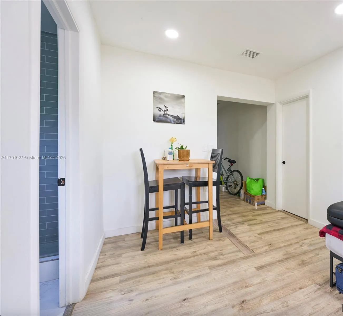 Miami Beach, Florida 33141, United States, 1 Bedroom Bedrooms, ,1 BathroomBathrooms,Residential,Pending,119494