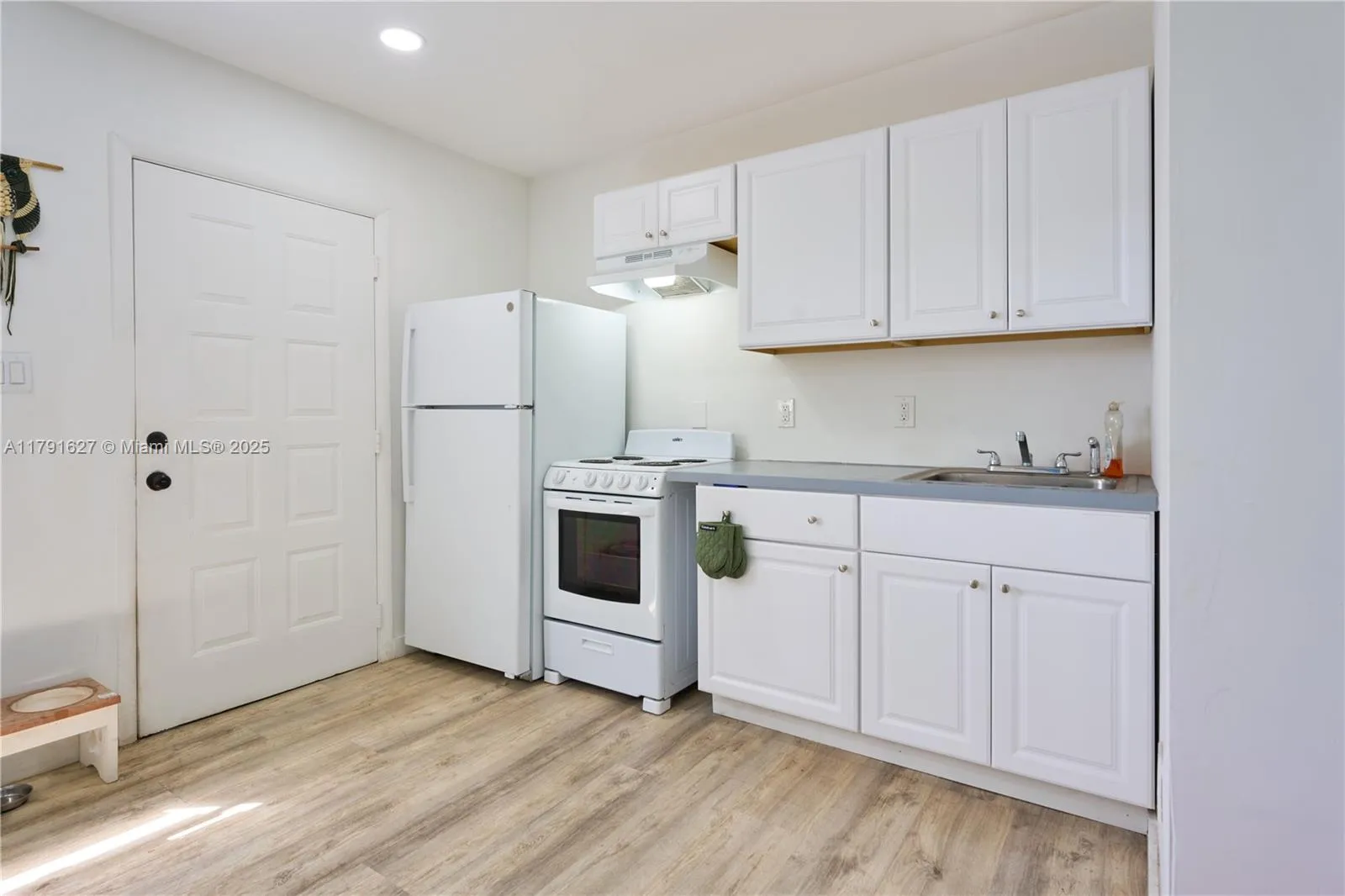 Miami Beach, Florida 33141, United States, 1 Bedroom Bedrooms, ,1 BathroomBathrooms,Residential,Pending,119494