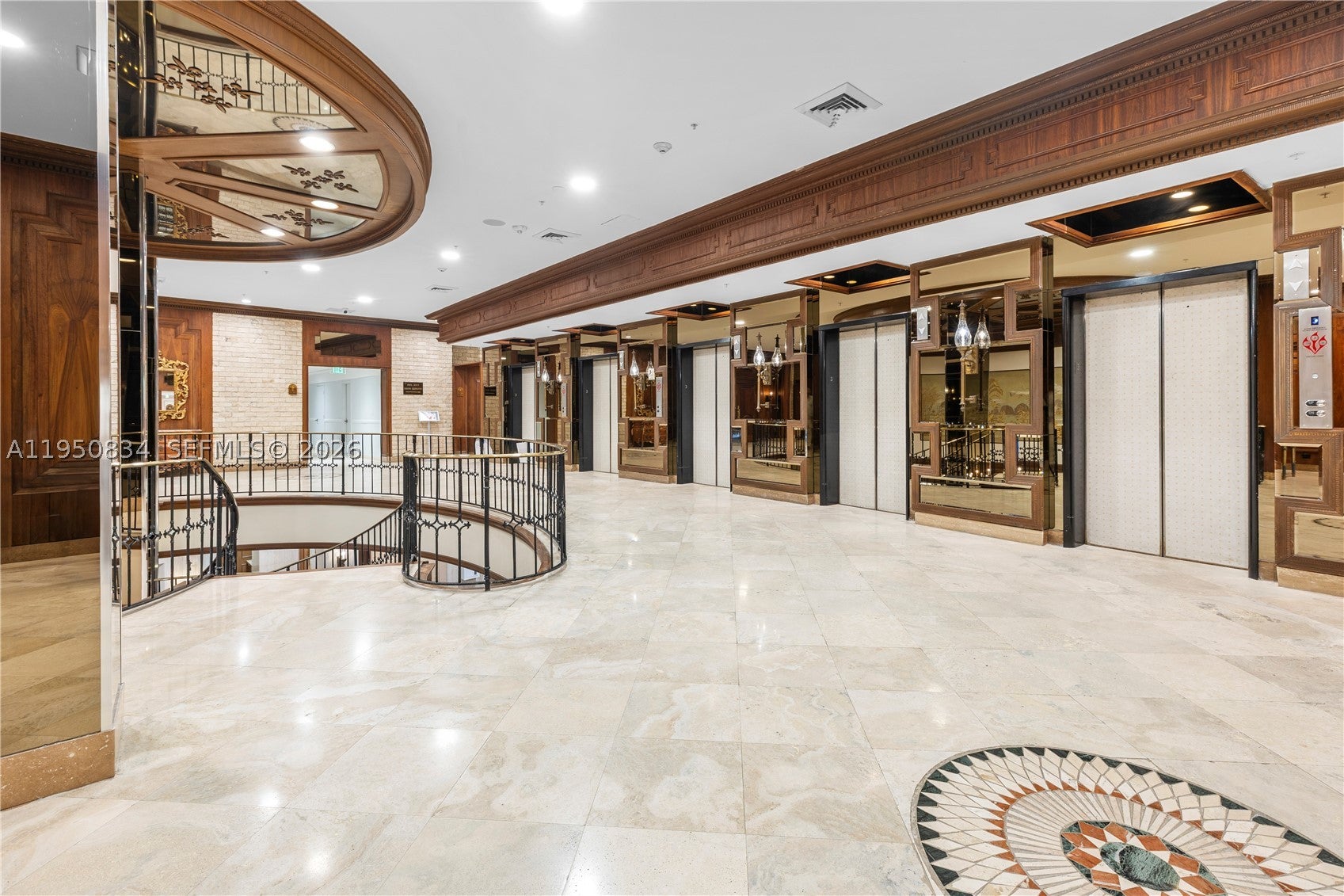 6039 Collins Ave 809
