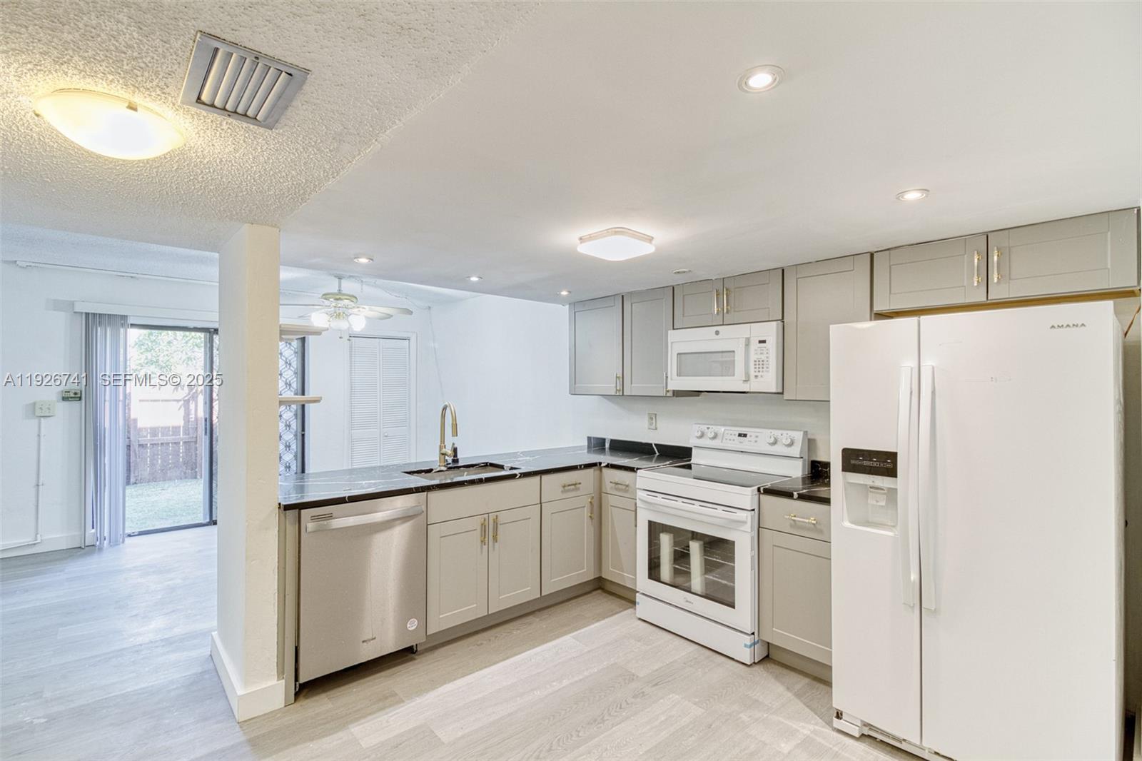 VILLAGE TOWNHOUSES NO TWO - Residential Lease