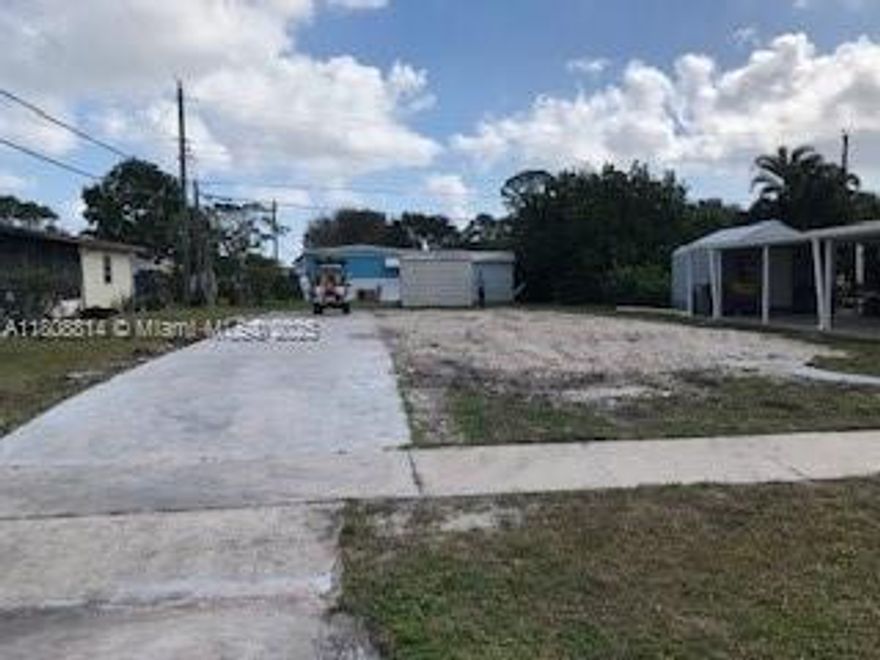 A fantastic opportunity to own land in a beautiful and convenient location near West Palm Beach!
This property is ideal for placing a manufactured home and offers:
• A short drive to golf courses, restaurants, shopping centers, and the beach
• A friendly and diverse community, with both American and French neighbors
• You own the land – no lot rent!
Whether you’re looking to settle down or invest, this location is hard to beat. Quiet, central, and close to everything you need.
Come see it and imagine the possibilities – your place in the sun awaits!