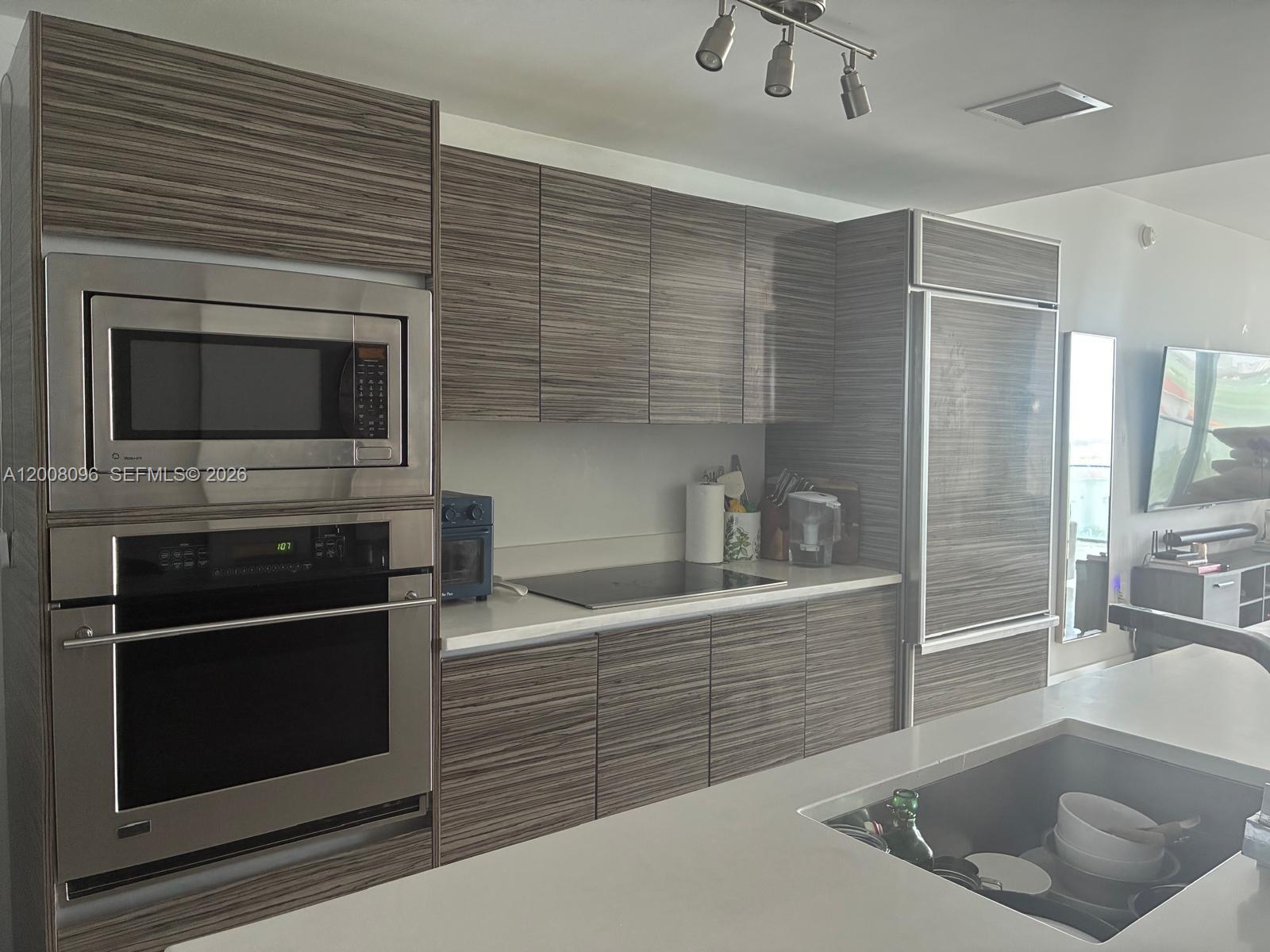 ICON BAY CONDO - Residential