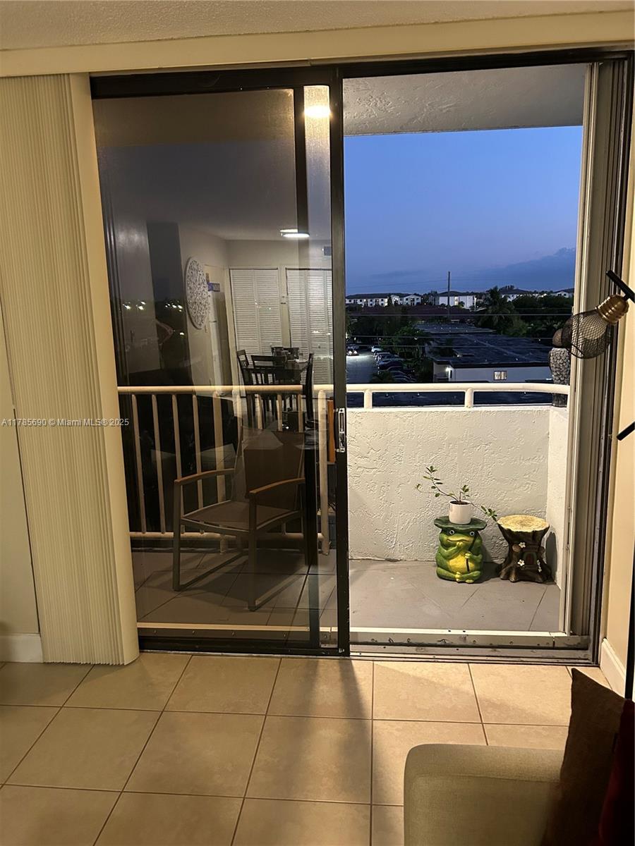 AZUL AT FONTAINEBLEAU CON - Residential