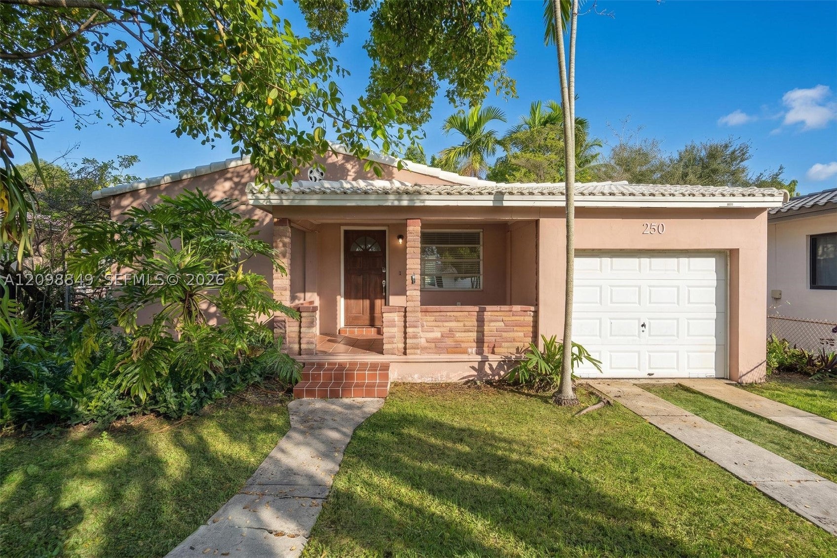 250 Laurel Way, Miami Springs, FL, 33166/$629,000 3 250 Laurel Way