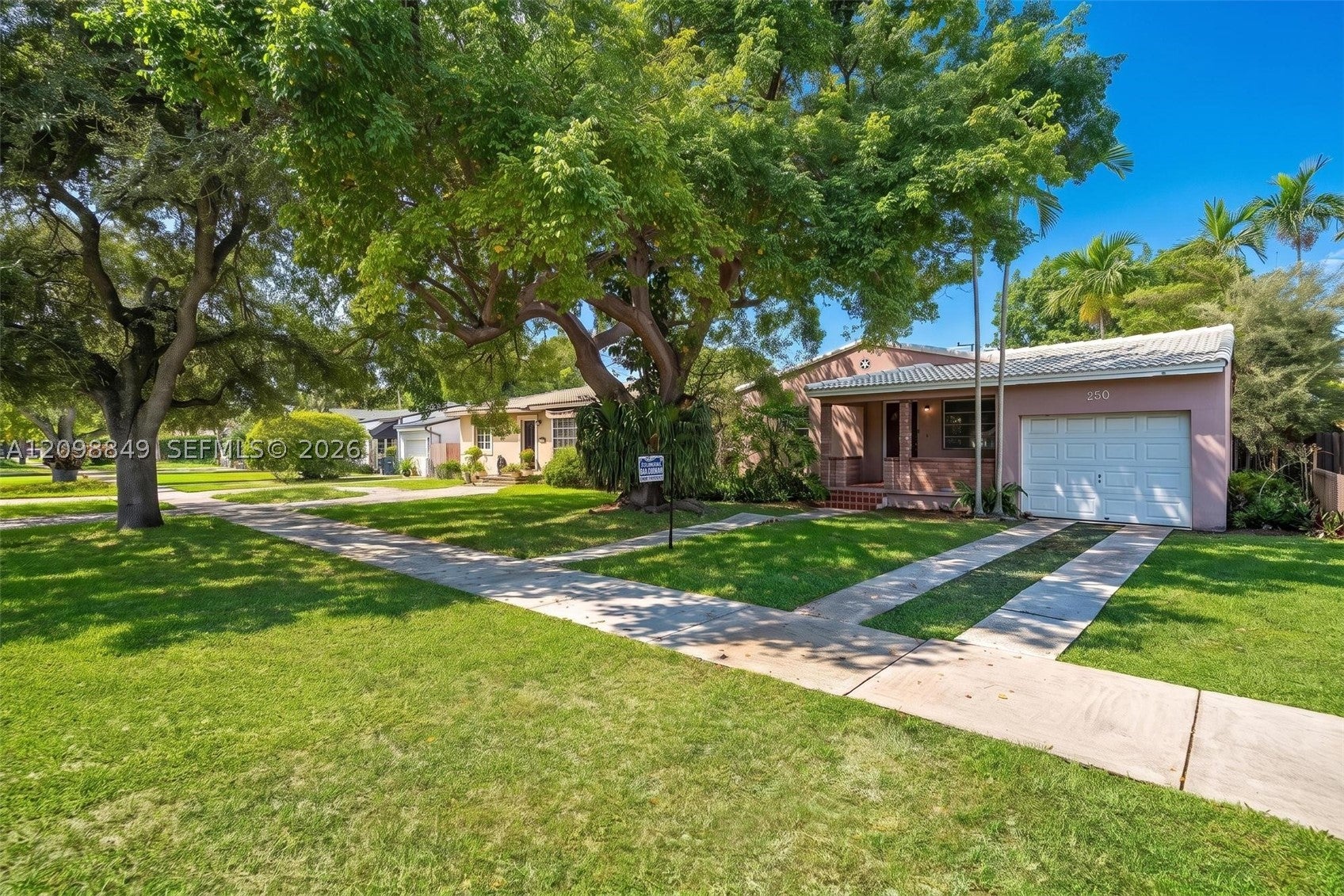 250 Laurel Way, Miami Springs, FL, 33166/$629,000 1 250 Laurel Way