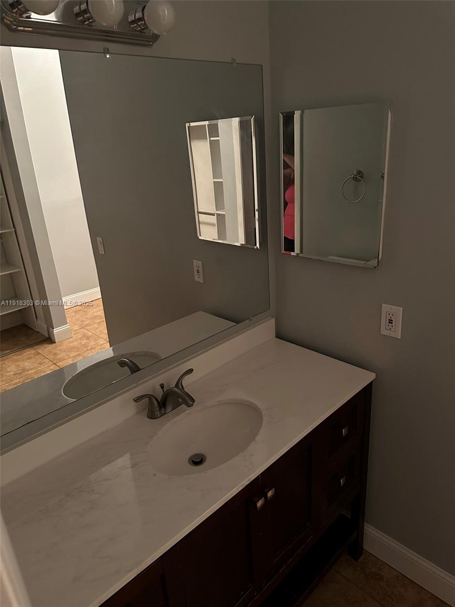 COUNTRY LAKE MANORS TOWNH - Residential