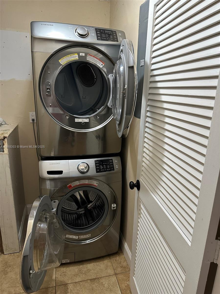 COUNTRY LAKE MANORS TOWNH - Residential