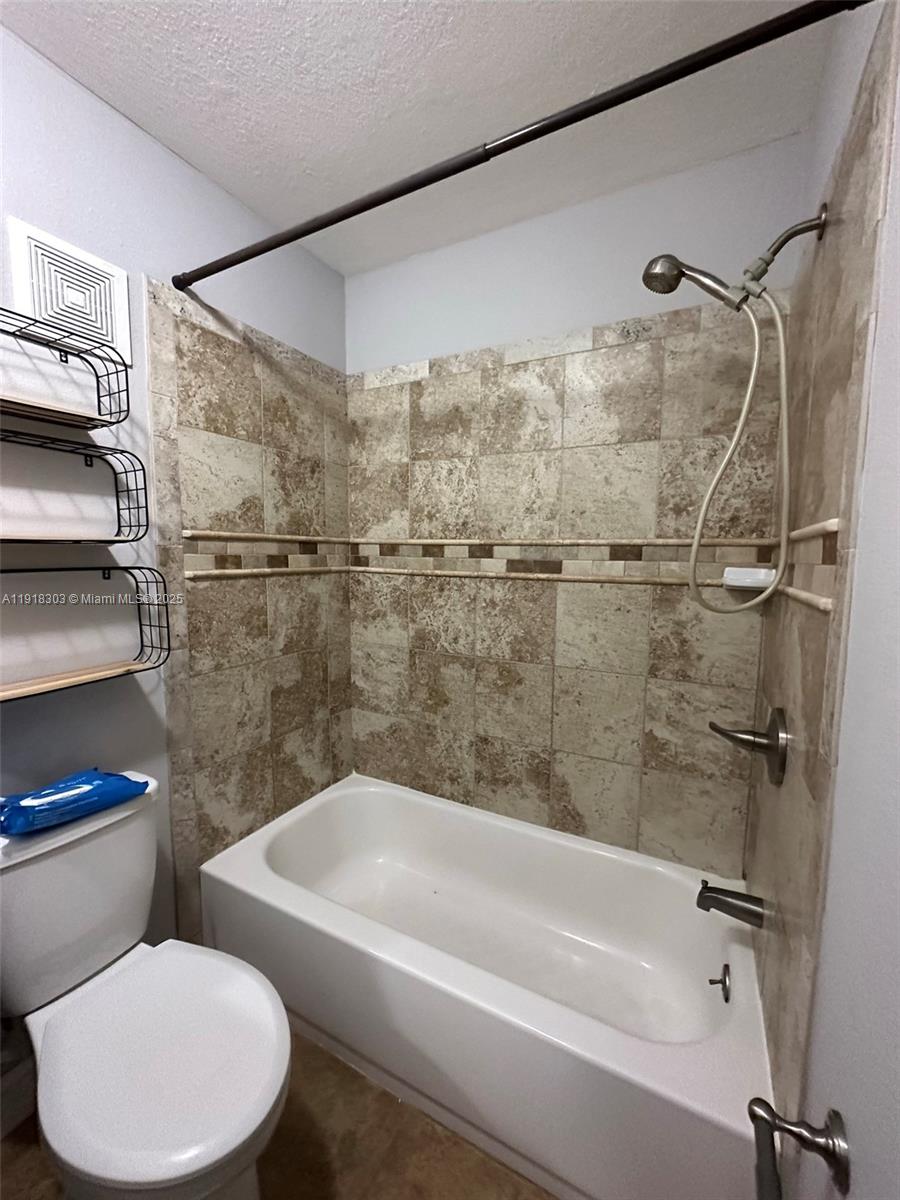 COUNTRY LAKE MANORS TOWNH - Residential