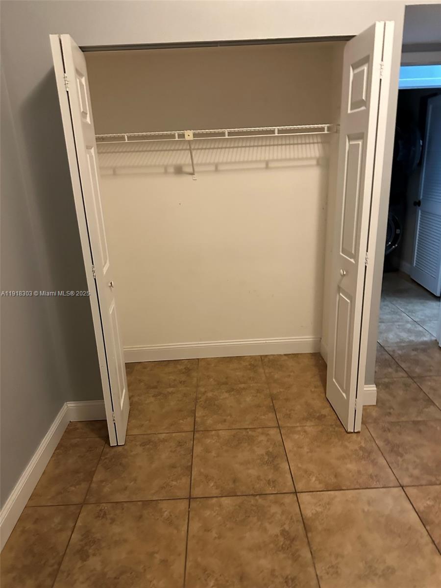 COUNTRY LAKE MANORS TOWNH - Residential