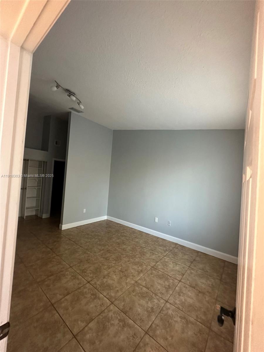 COUNTRY LAKE MANORS TOWNH - Residential