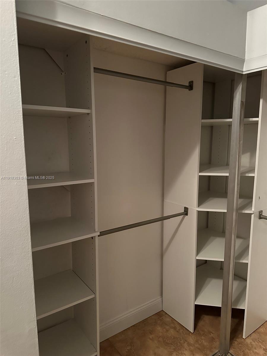 COUNTRY LAKE MANORS TOWNH - Residential