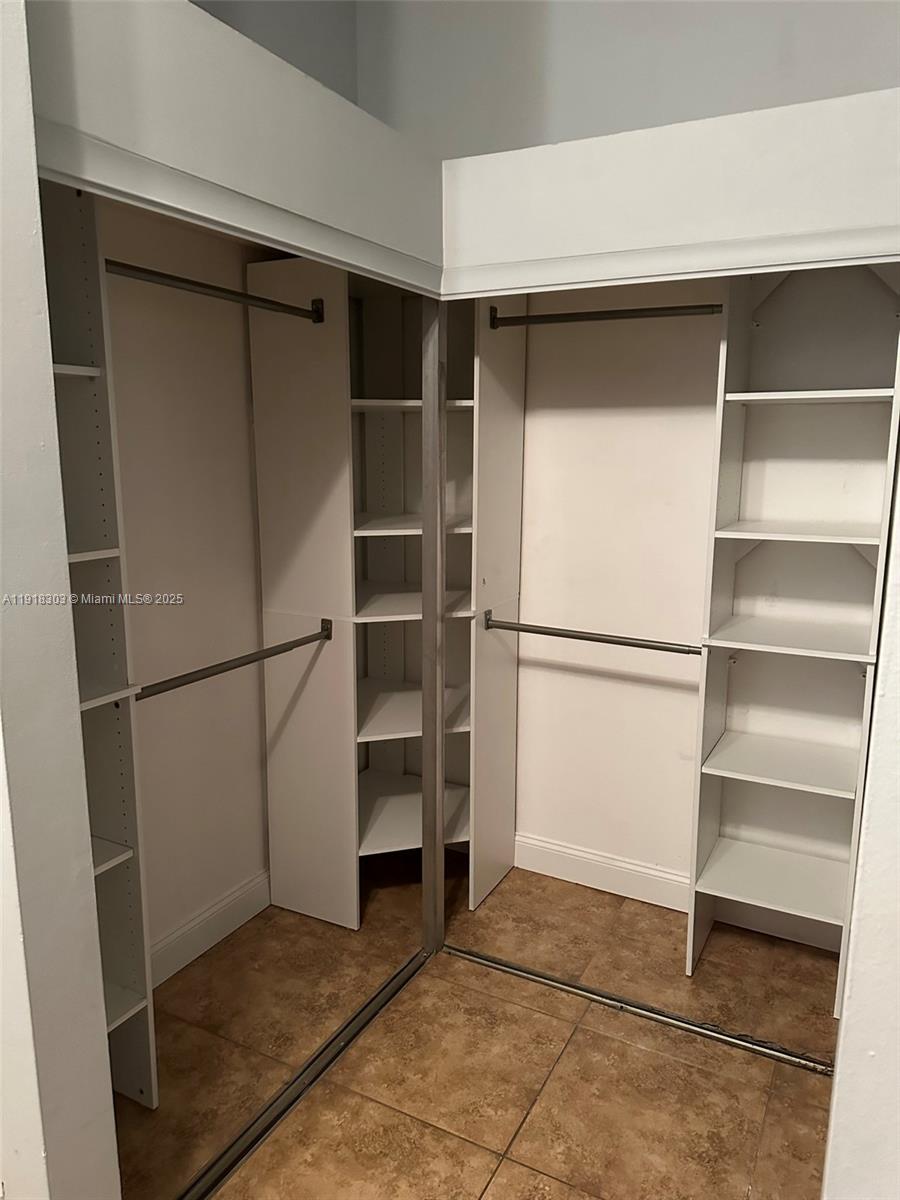 COUNTRY LAKE MANORS TOWNH - Residential