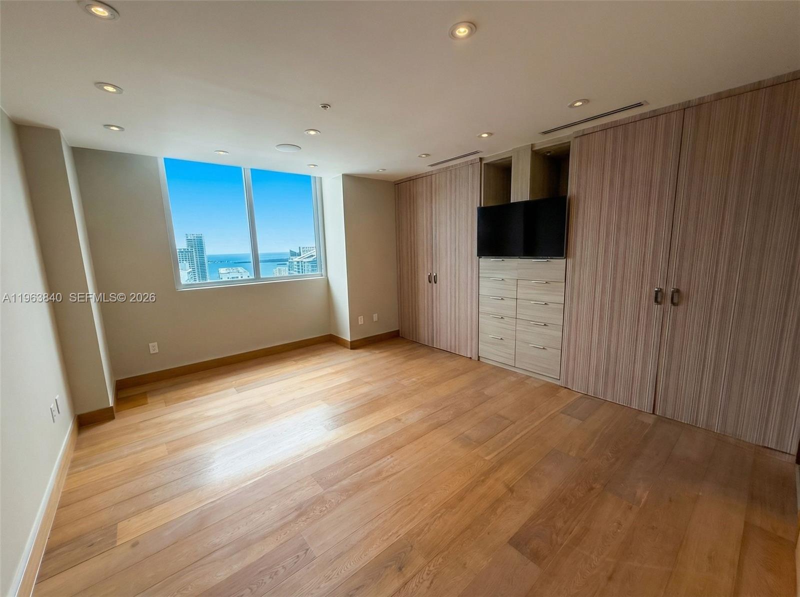 MINT CONDOMINIUM - Residential