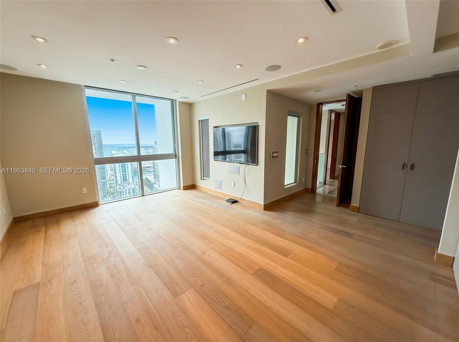 MINT CONDOMINIUM - Residential