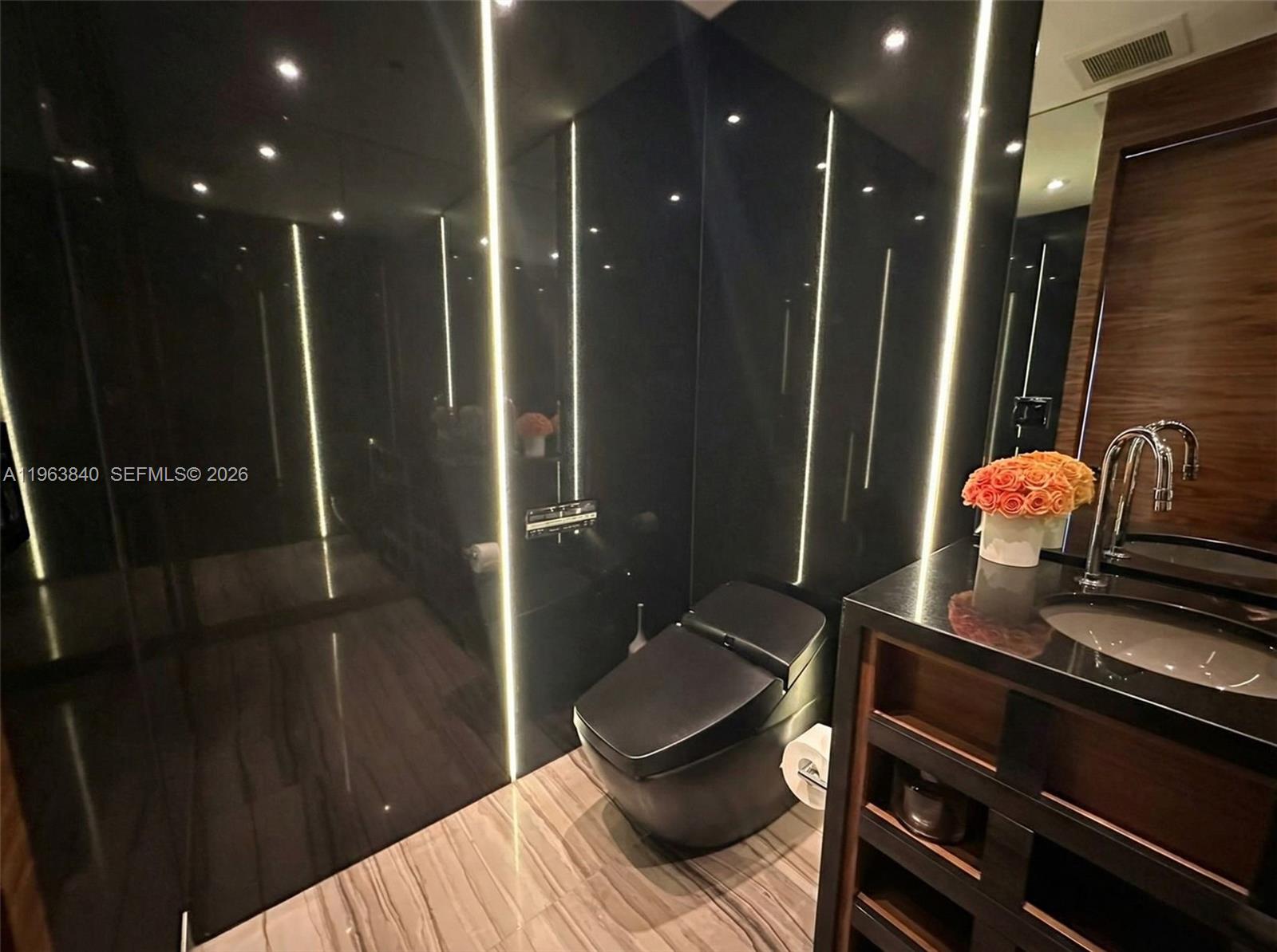 MINT CONDOMINIUM - Residential