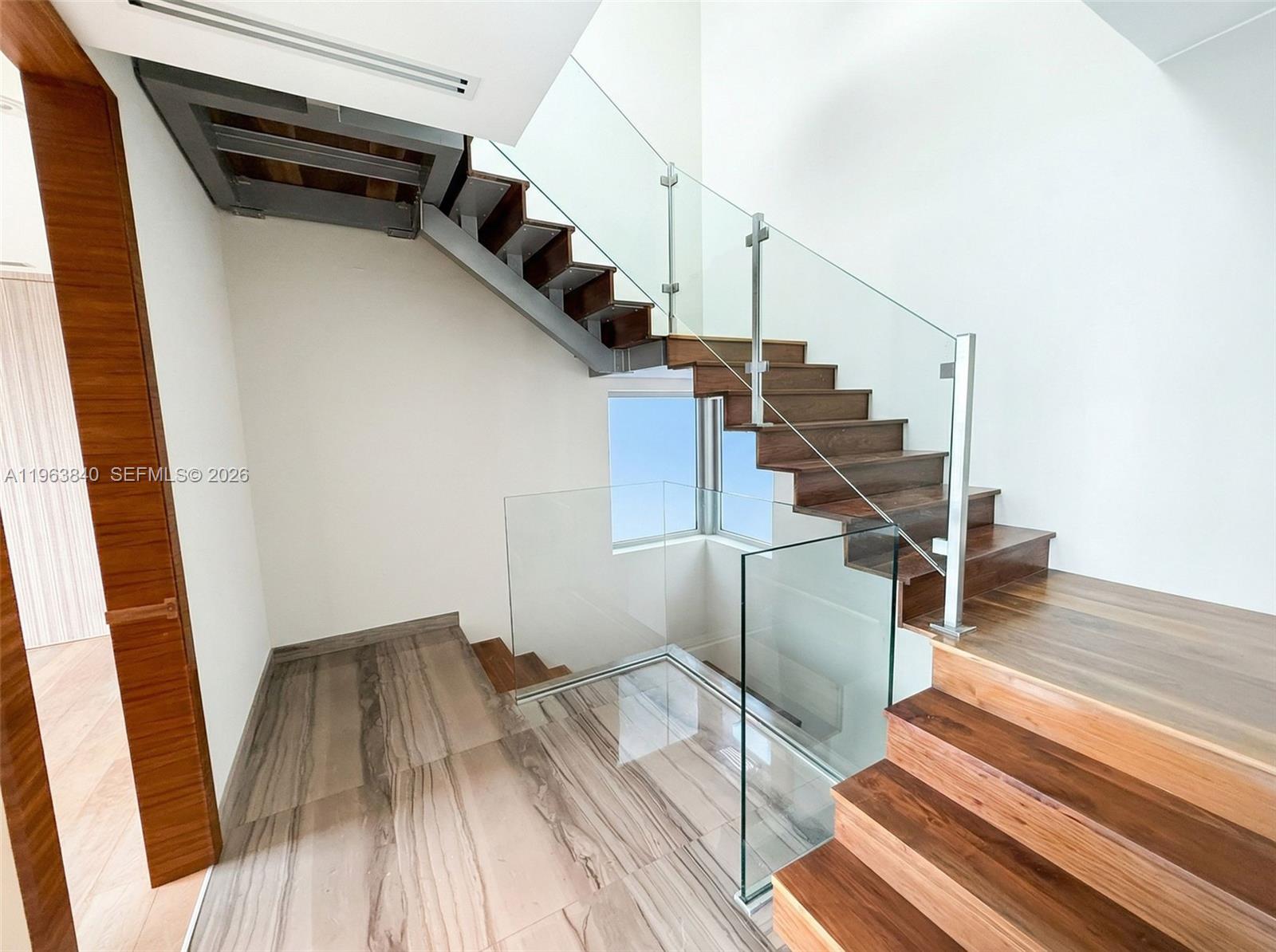 MINT CONDOMINIUM - Residential