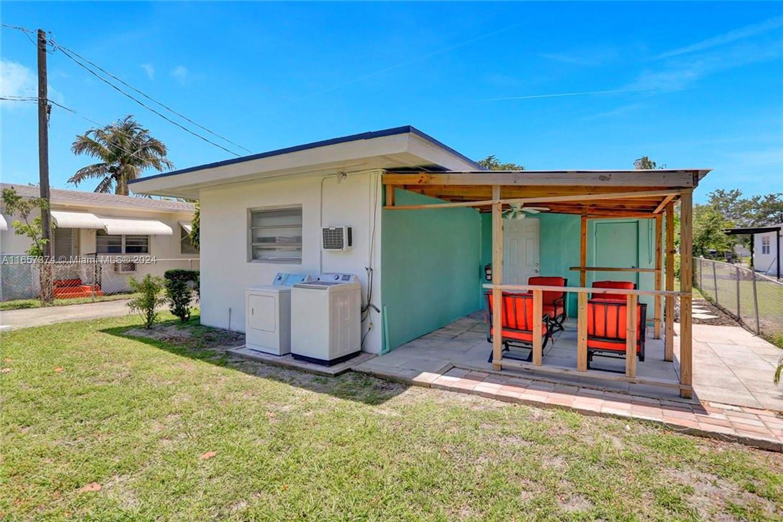 HOLLYWOOD LITTLE RANCHES - Residential Income
