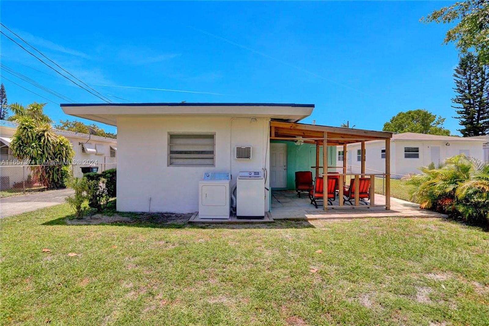 HOLLYWOOD LITTLE RANCHES - Residential Income