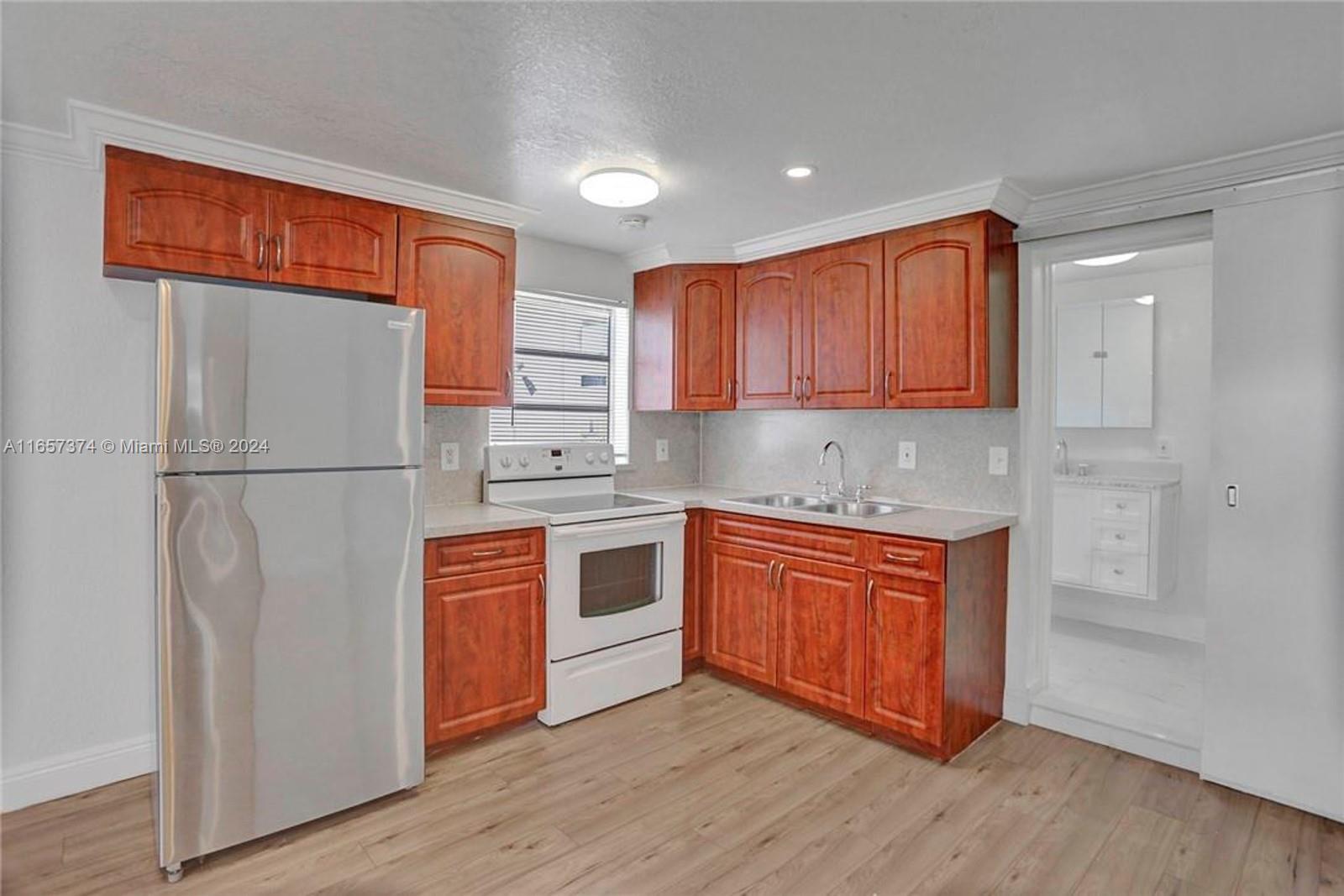 HOLLYWOOD LITTLE RANCHES - Residential Income