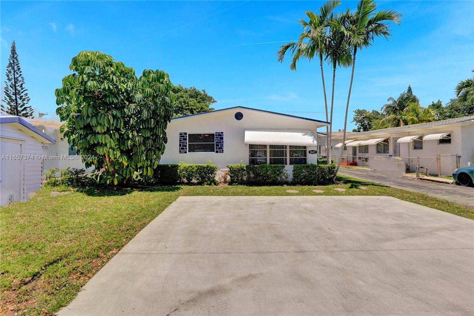 HOLLYWOOD LITTLE RANCHES - Residential Income