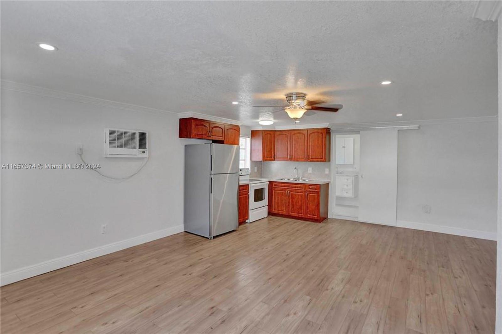 HOLLYWOOD LITTLE RANCHES - Residential Income