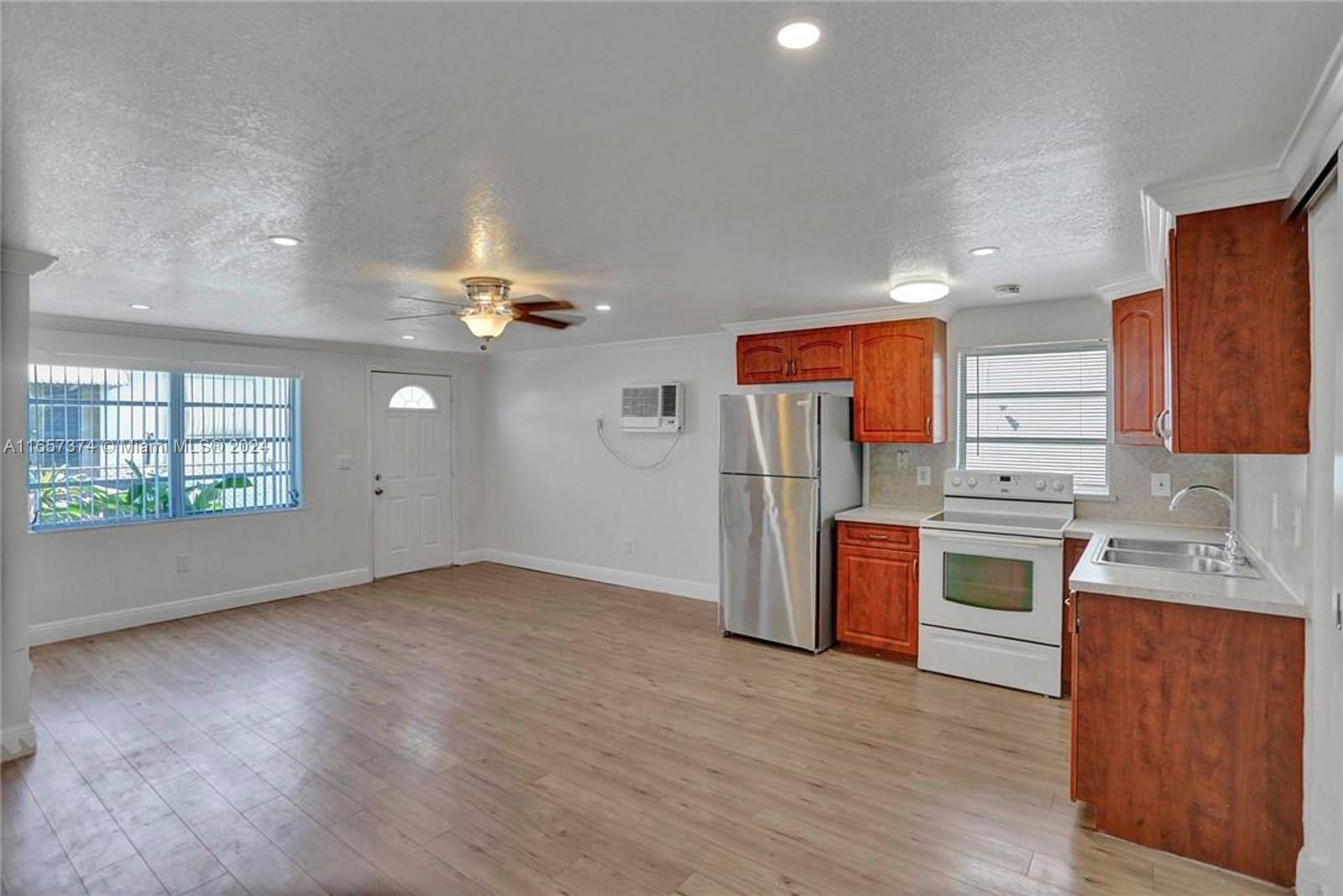 HOLLYWOOD LITTLE RANCHES - Residential Income