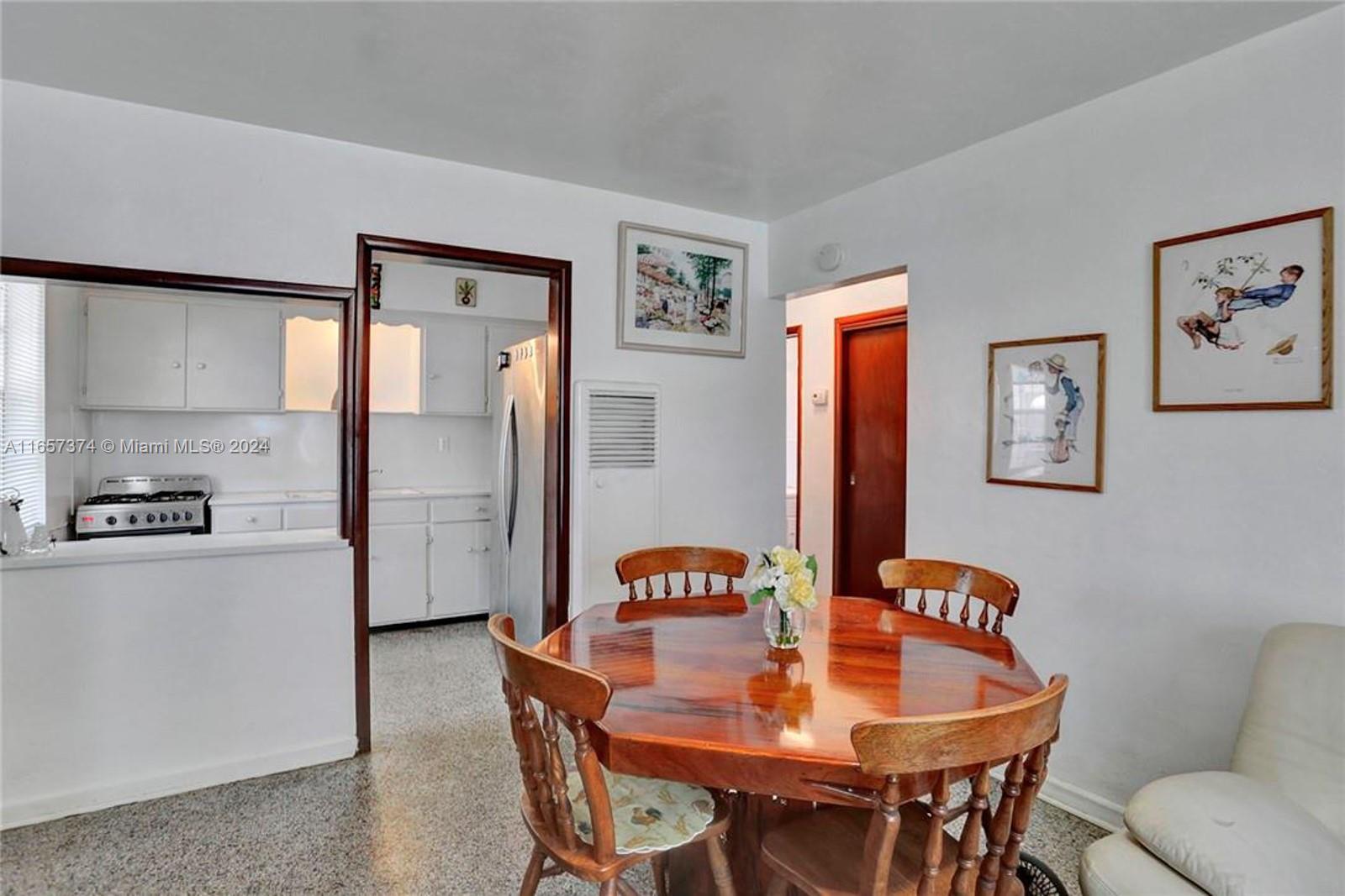 HOLLYWOOD LITTLE RANCHES - Residential Income