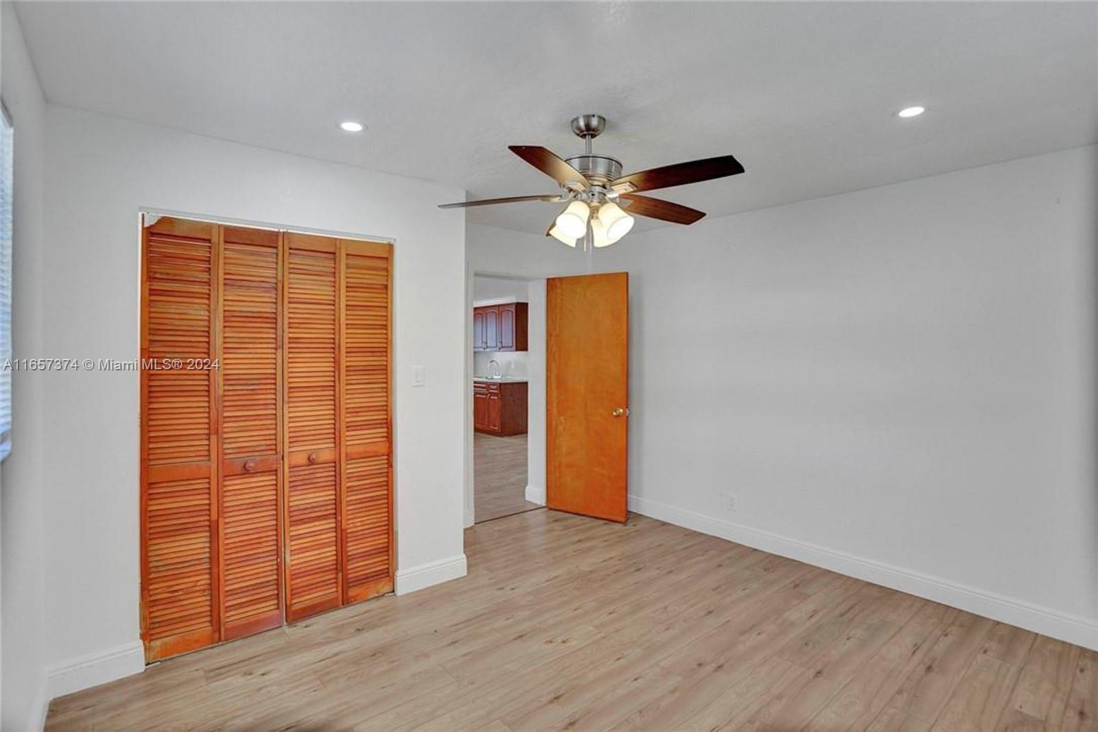 HOLLYWOOD LITTLE RANCHES - Residential Income