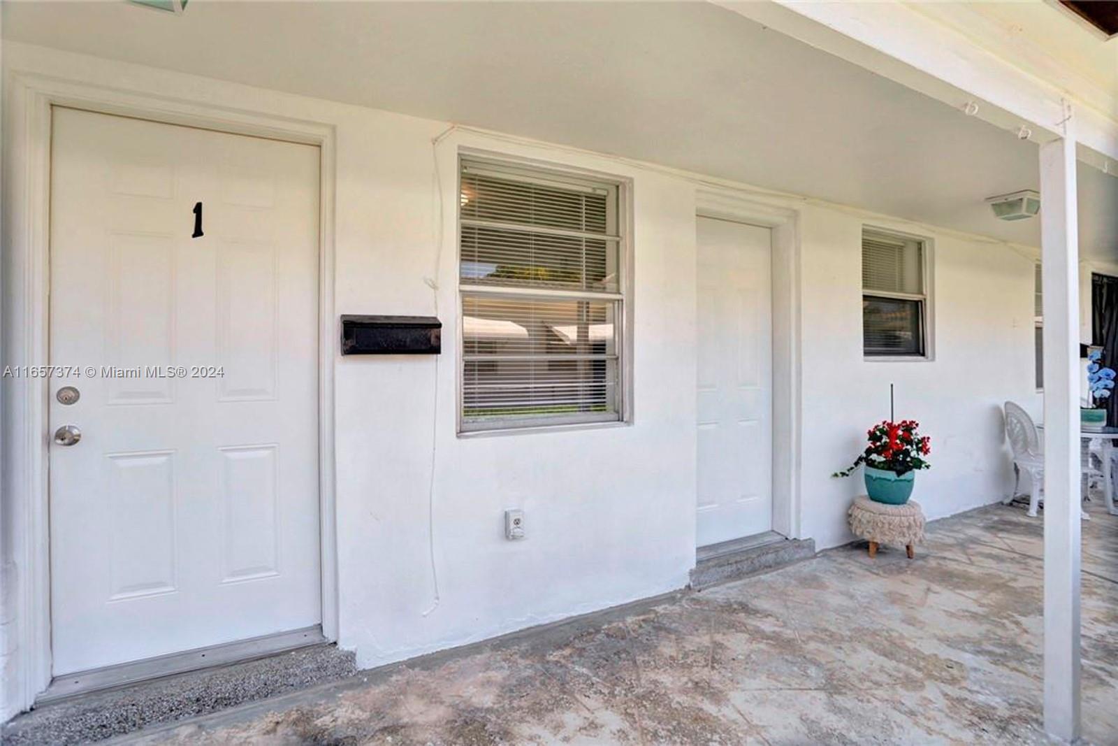 HOLLYWOOD LITTLE RANCHES - Residential Income