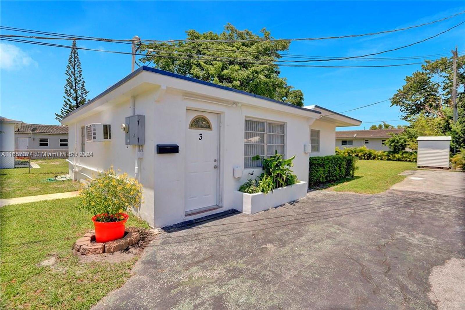 HOLLYWOOD LITTLE RANCHES - Residential Income
