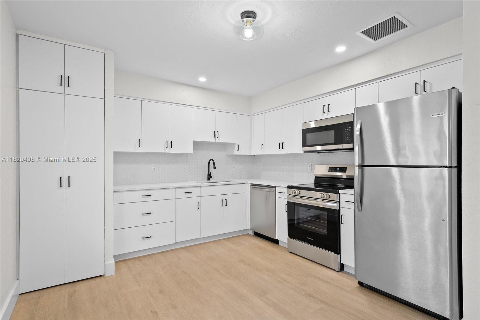 1633 Dewey St 1