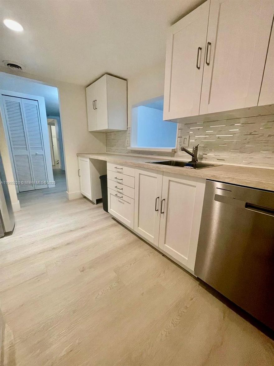 Completely remodeled! Spacious 2 bedroom / 2 bath unit in Deerfield Beach. Close to shops, grocery and restaurants. Short distance to 95 and 10 minutes to the beach. Rapid approval