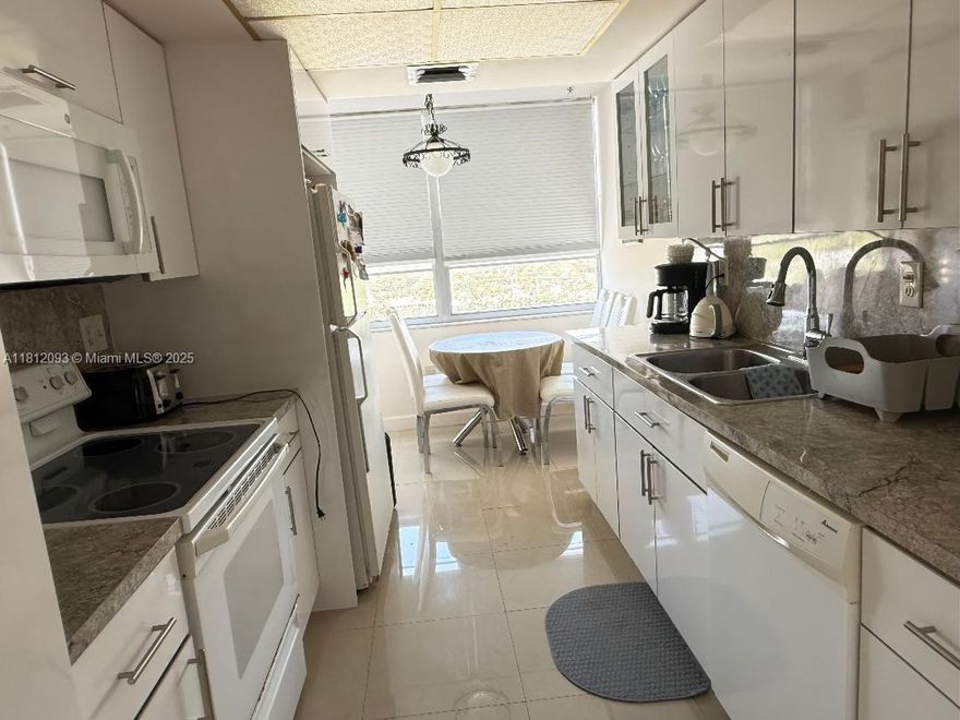 GREAT LOCATION IN AVENTURA. SPACIOUS HIGH FLOOR CORNER UNIT  2/2 WITH TWO BALCONIES. WRAP AROUND BALCONY WITH WATER AND CITY VIEWS.