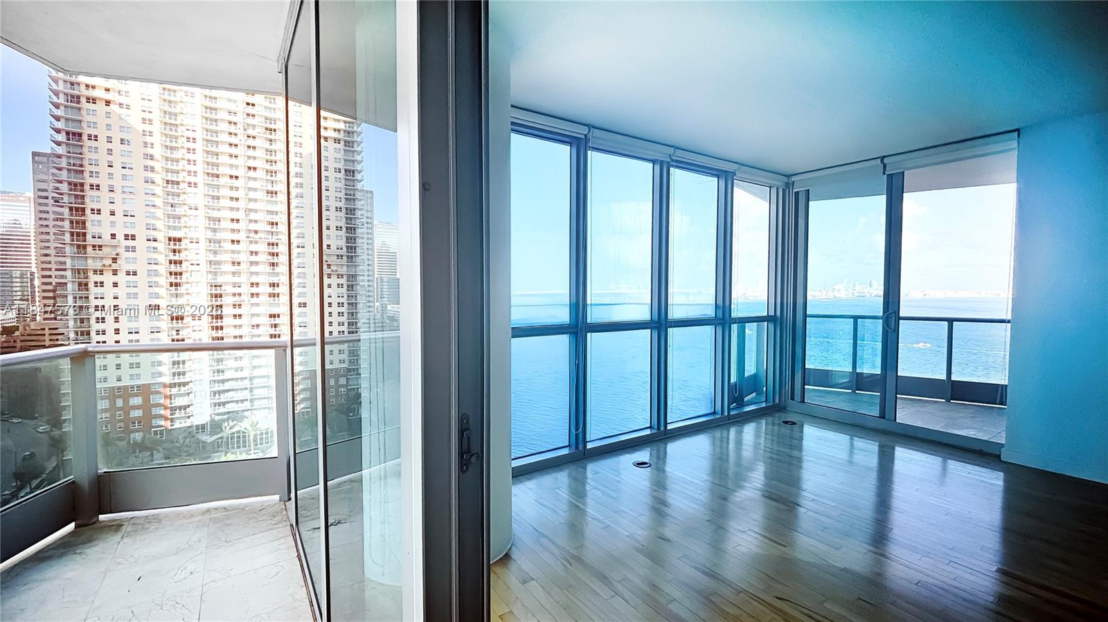 Absolutely impressive 2/2 unit on luxurious Jade Brickell! This unit features a spacious floor with floor-to-ceiling windows and an elegant, modern kitchen. Large dormitory for guests. Spacious main retreat with a luxurious en-suite bathroom. Large balcony with views of the bay and privileged location in the center of Brickell. The resort-style amenities include two swimming pools, a spa, a gymnasium, 2 racquetball courts, a shopping centre, a lounge on the 48th floor with panoramic views of the bay and the ocean, a children's playroom, 2 parking spaces, a car charging station, and more. A short distance from Brickell's restaurants and entertainment venues. Easy access to the highway. 15 minutes' drive from South Beach and the Key Biscayne beaches. You must see it!