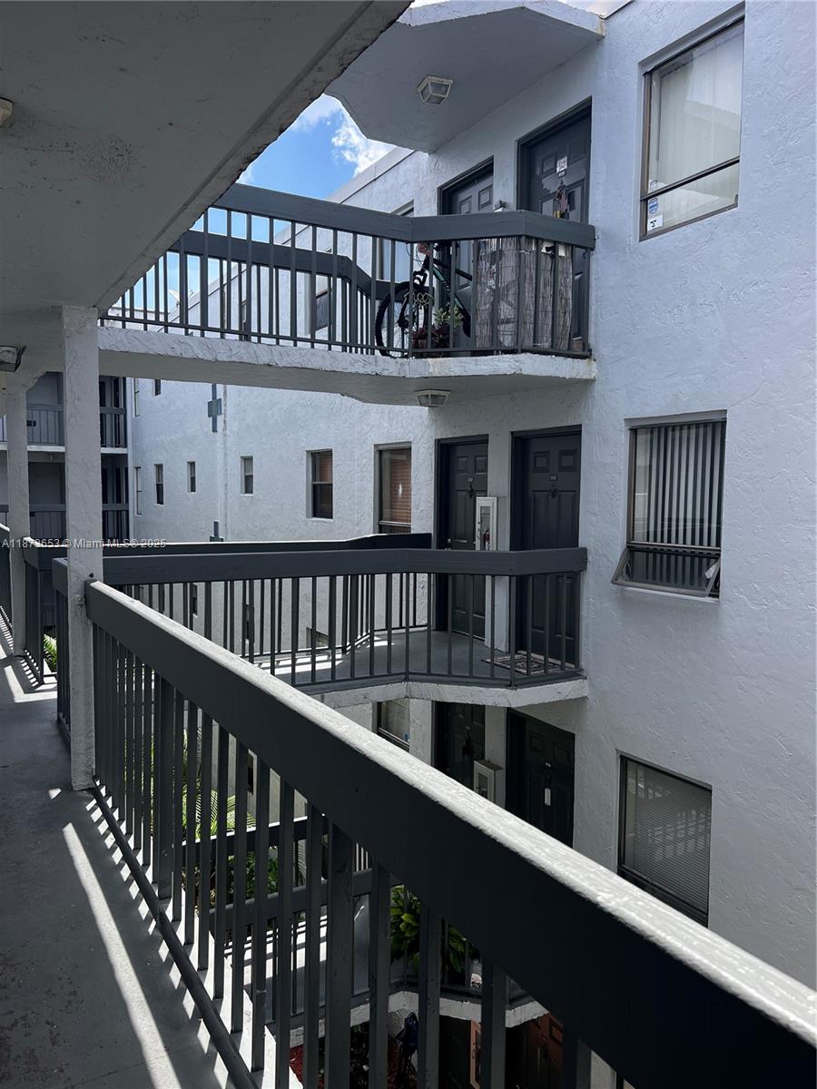 Location Location !!
Confortable 1/1 775sf. Balcony
Laundry in each floor
