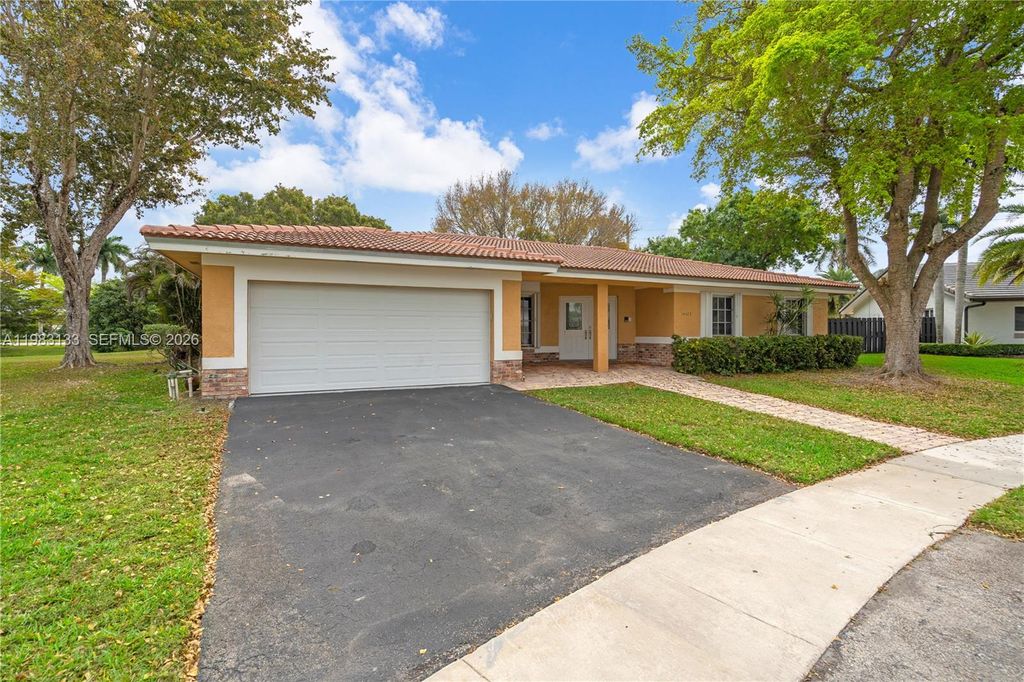 Photo of 16623 Waters Edge Dr, Weston, FL 33326 (MLS # A11983133)