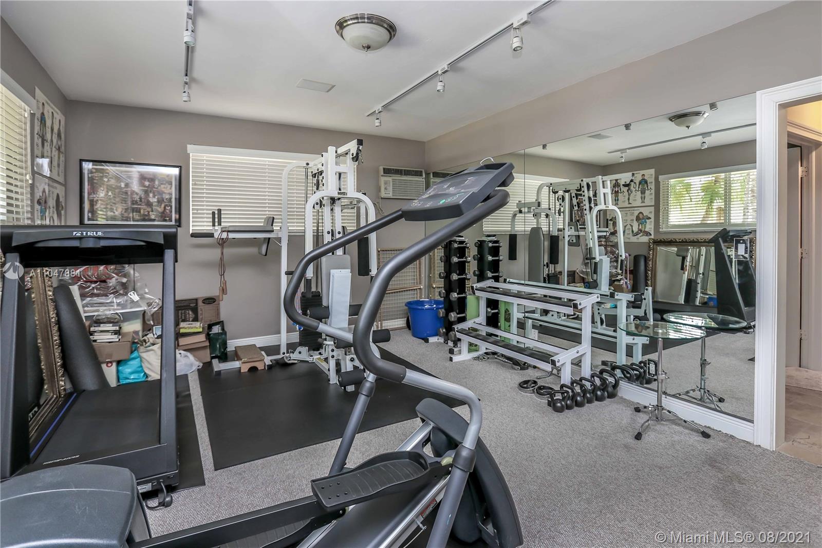 HOLLYWOOD GOLF ESTATES SE - Residential