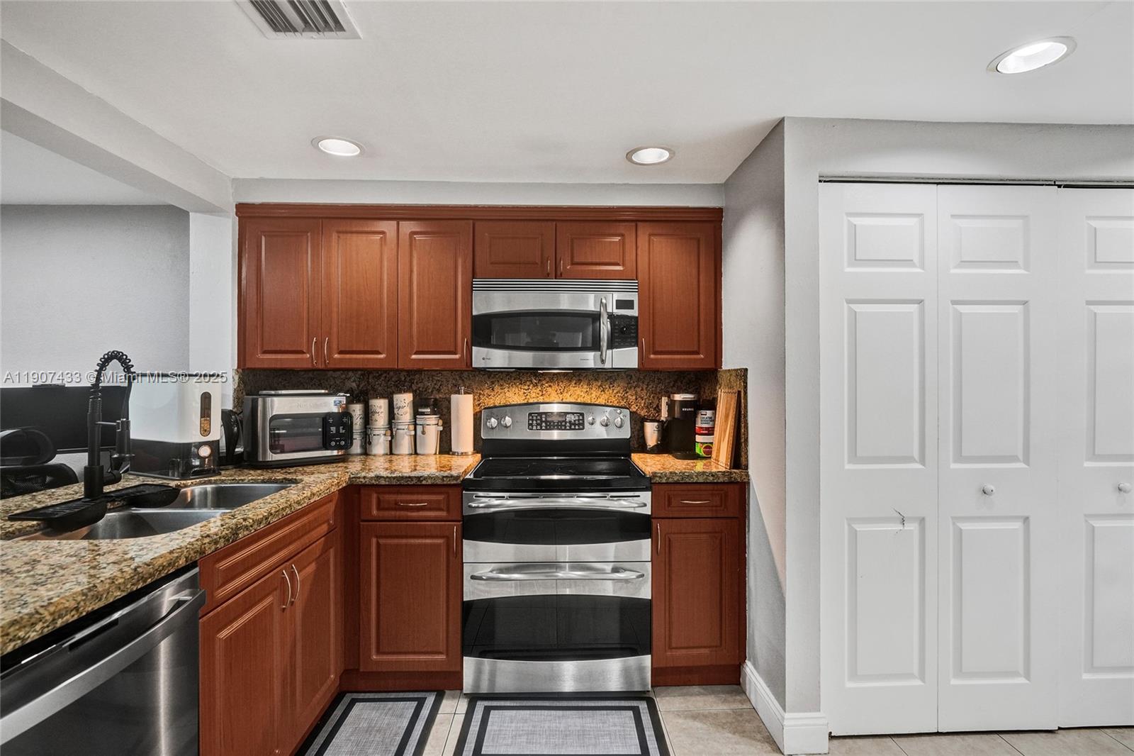 SPRINGTREE LAKES - Residential Lease