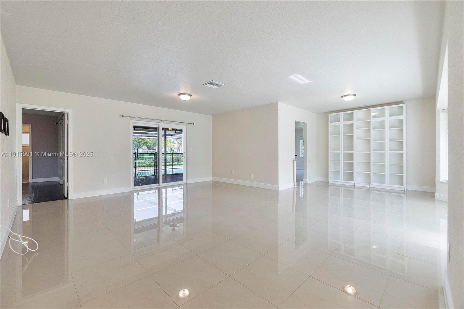 CORAL SPRINGS LAKES - Residential