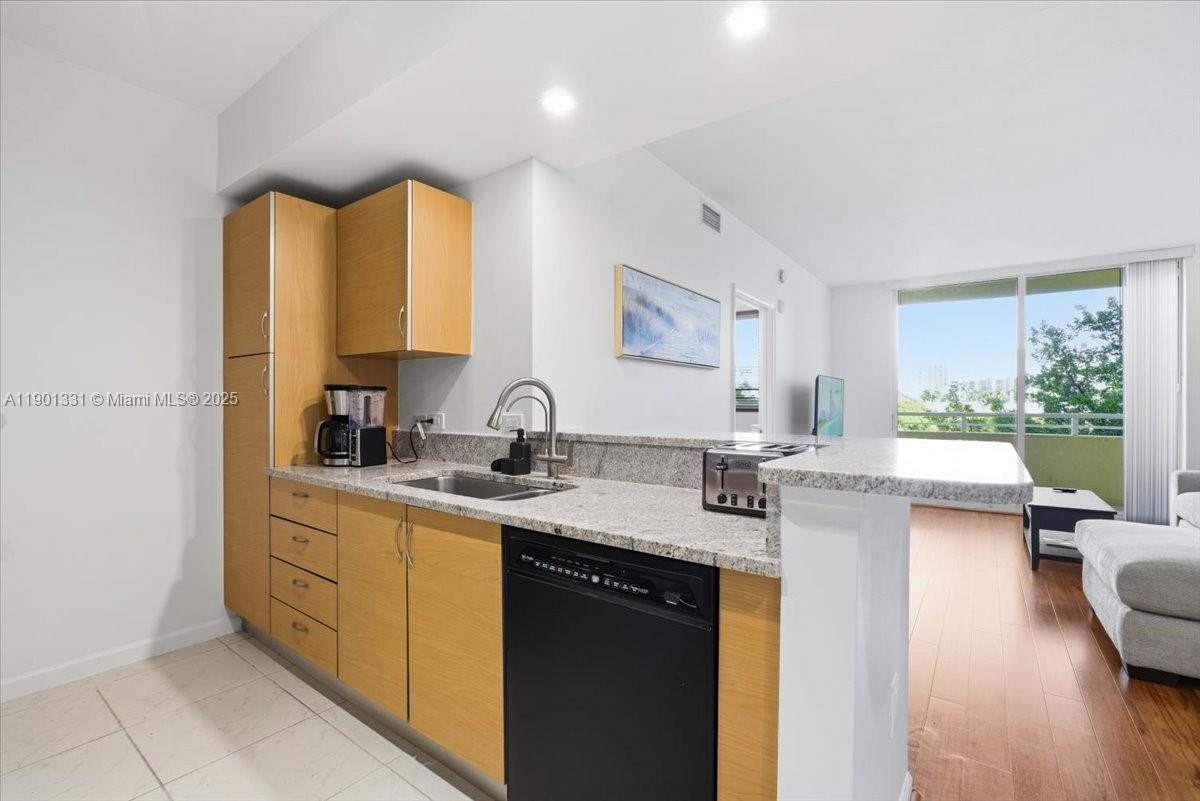 VENTURE AT AVENTURA EAST - Residential Lease