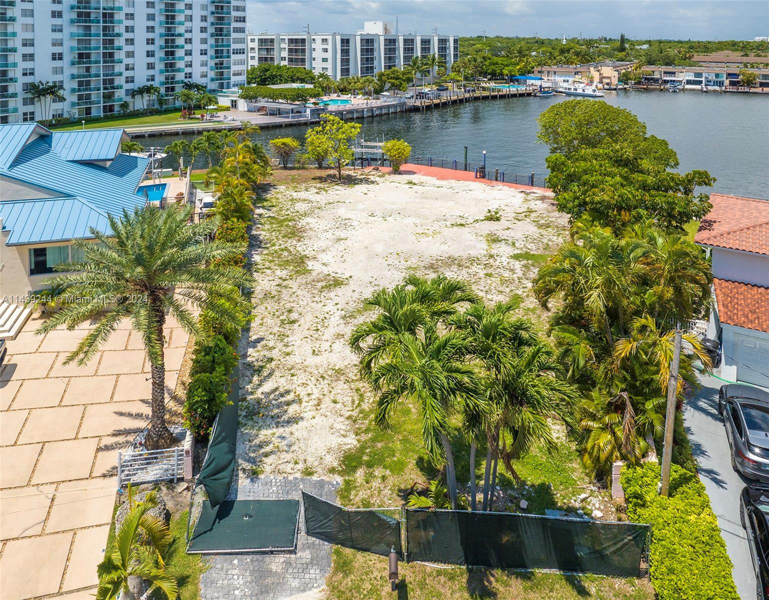 EASTERN SHORES - Land