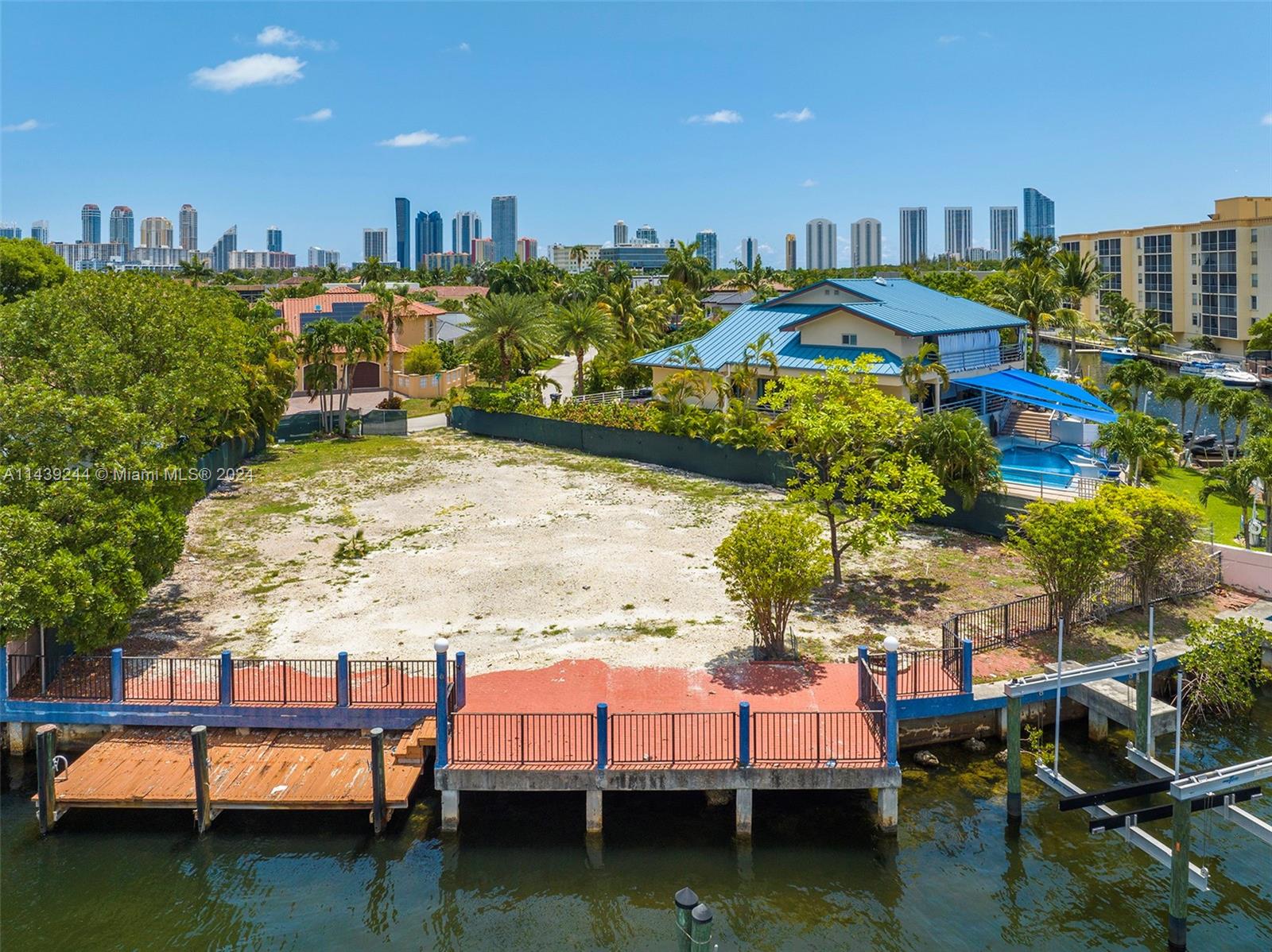 EASTERN SHORES - Land