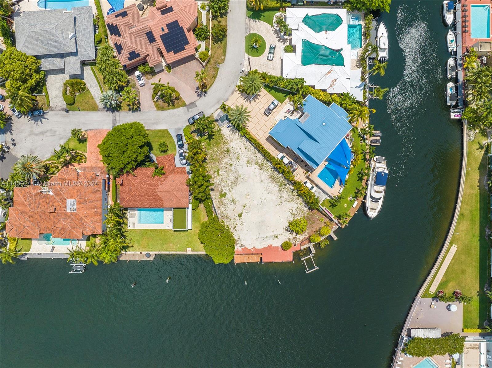 EASTERN SHORES - Land