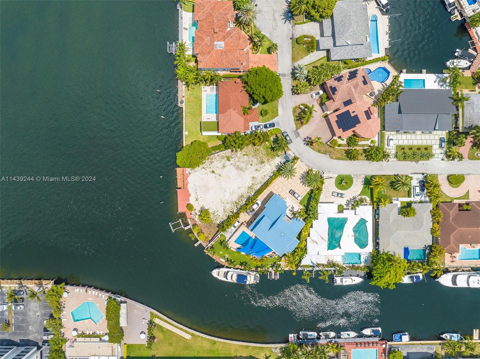 EASTERN SHORES - Land