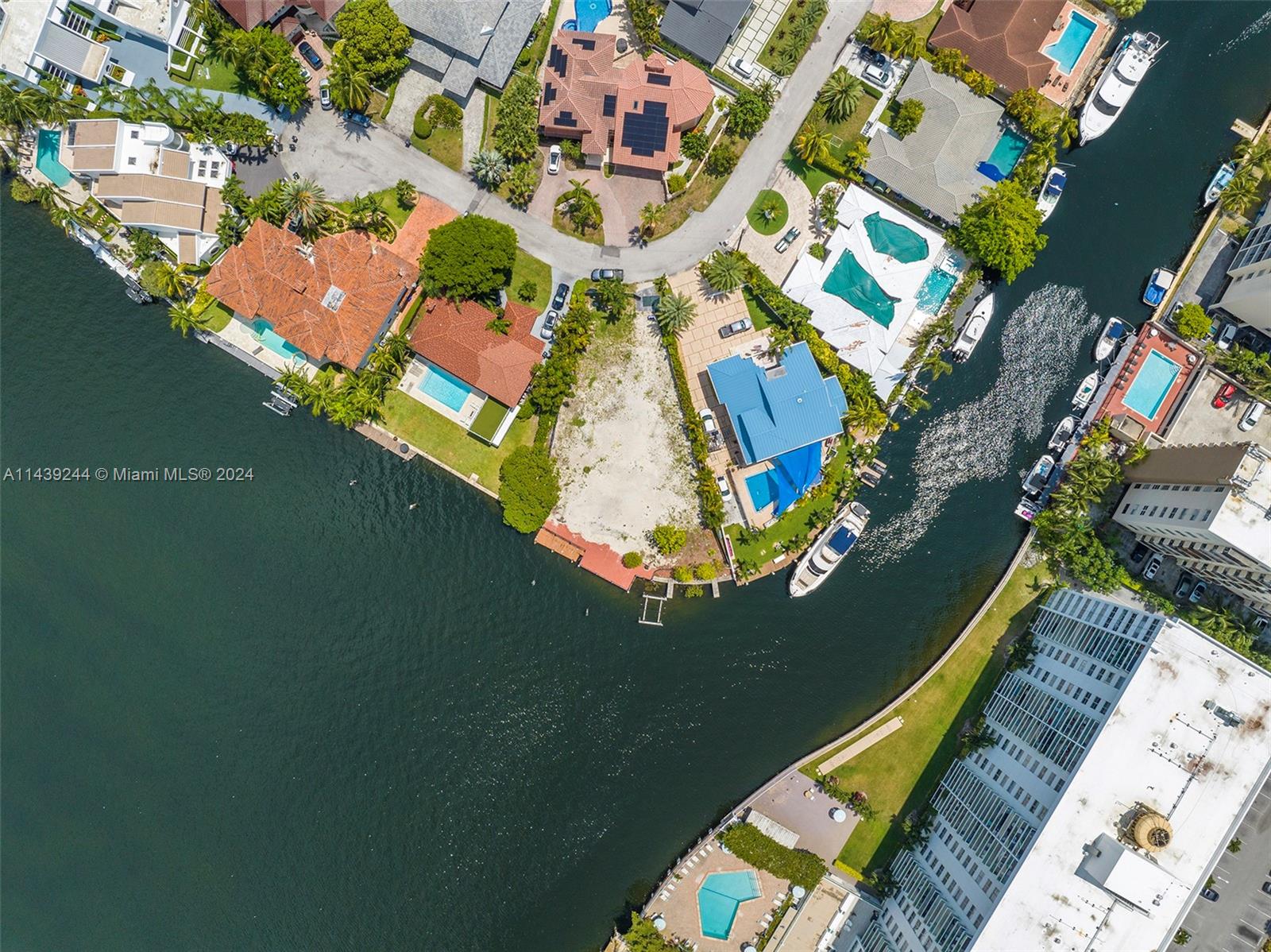 EASTERN SHORES - Land