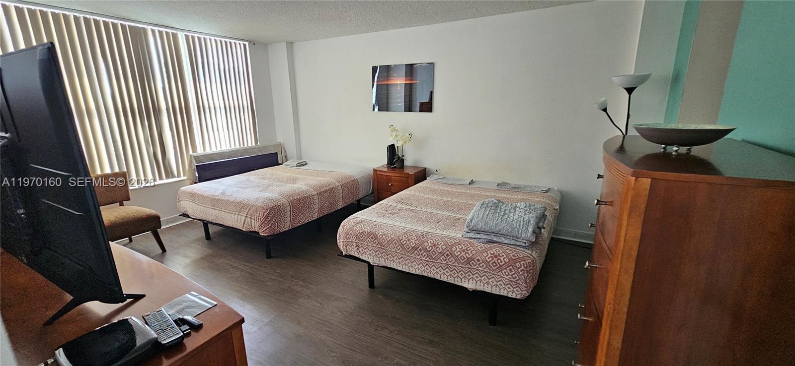 HALLMARK OF HOLLYWOOD CON - Residential